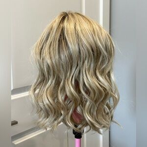 NEW Belle Tress Oxford Wig In Crushed Almond Blonde R! Beautiful Wavy Style